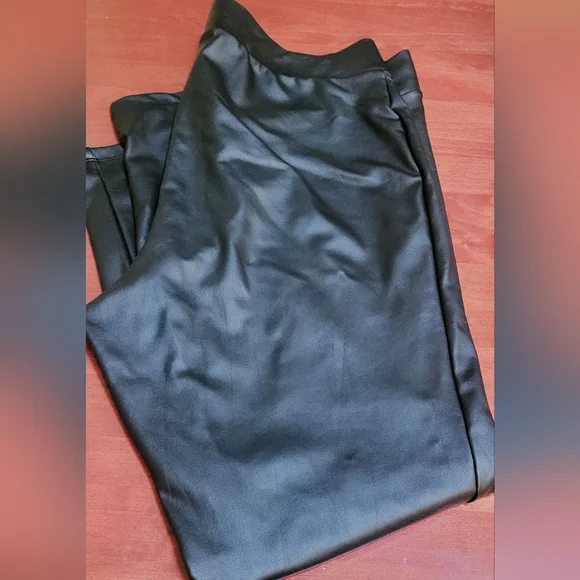 Torrid Faux leather full-length leggings NWOT - Picture 3 of 5